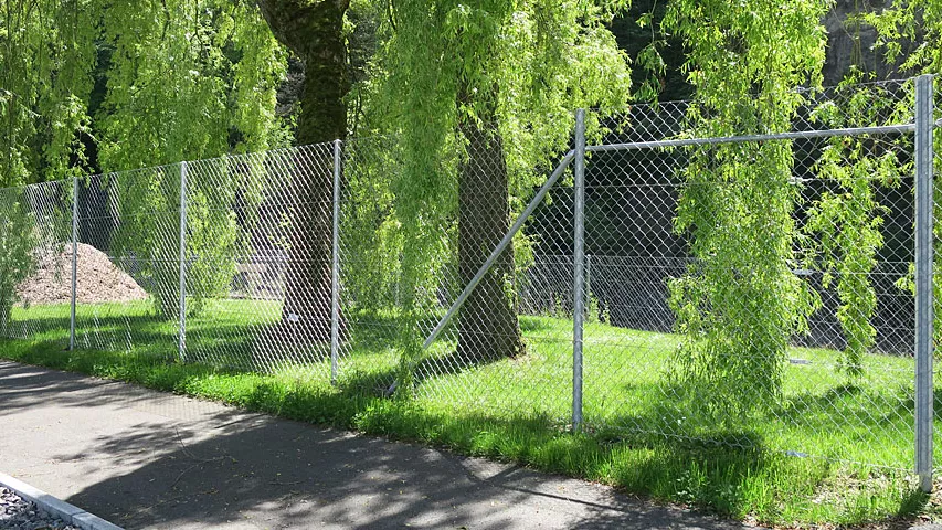 13.0-Industrie-Diagonalgeflechtzaun.JPG