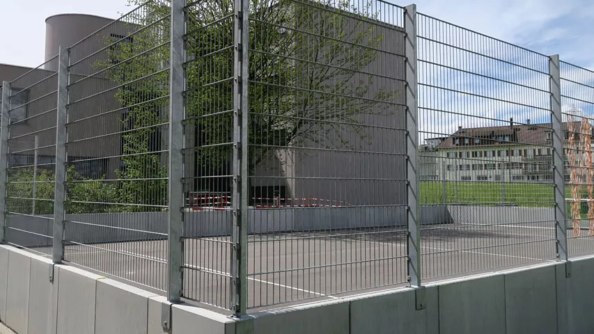 14.0-Sport-und-Freizeit-Gittermattenzaun.JPG