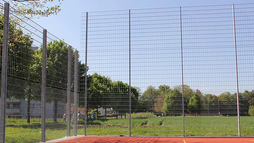 Sport-und-Freizeit-Gittermattenzaun.jpg
