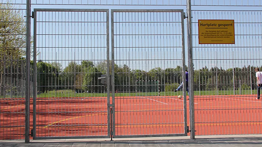 Sport-und-Freizeit-Gittermattenzaun-mit-Tor.jpg